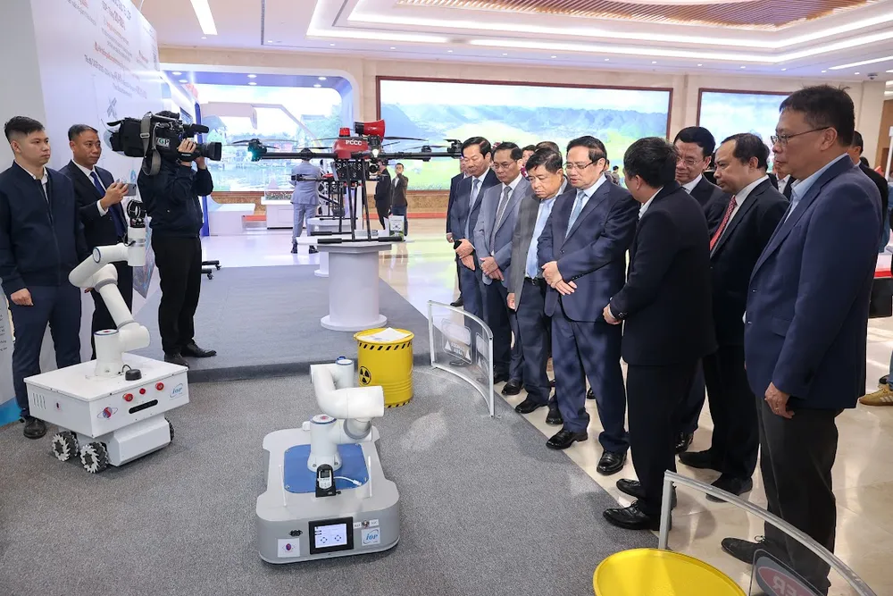 Thủ tướng và các đại biểu tham quan trưng bày các sản phẩm công nghệ tại Diễn đàn.jpg