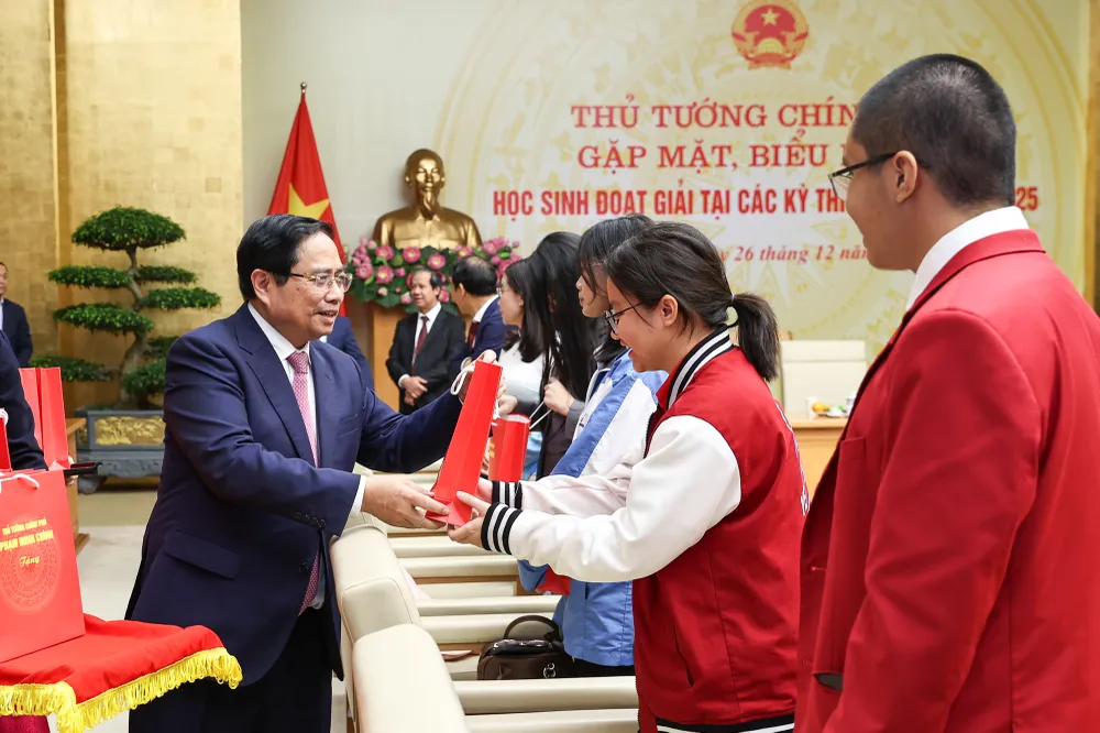 Thủ tướng Phạm Minh Chính tặng quà các em học sinh đoạt giải tại các kỳ thi quốc tế năm 2025.jpg