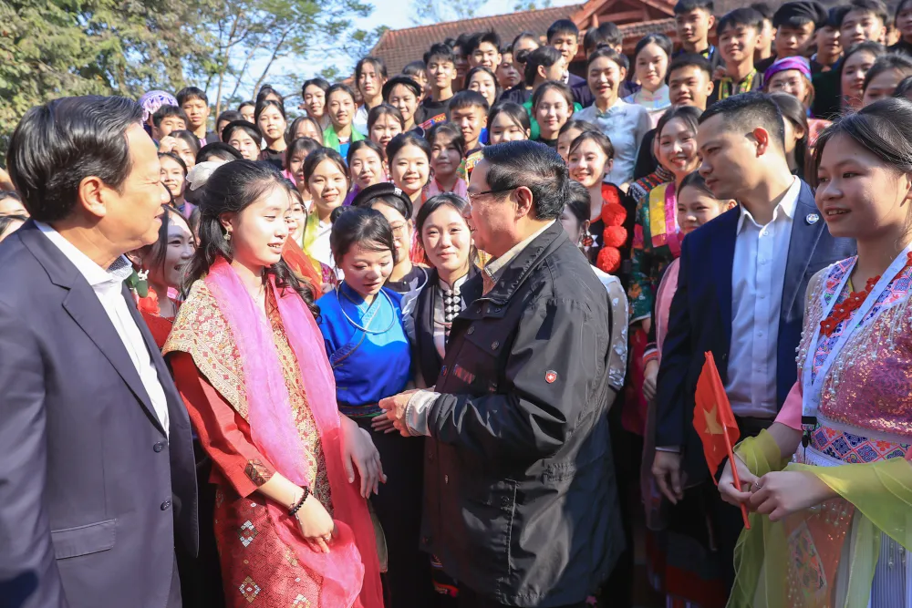 hủ tướng Chính phủ Phạm Minh Chính với các em học sinh Trường Phổ thông Vùng cao Việt Bắc.jpg
