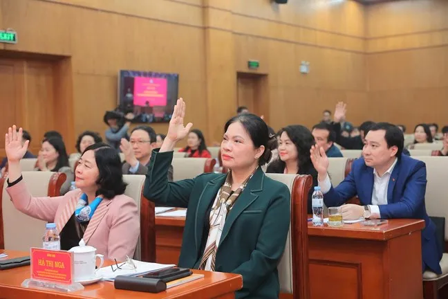 Đại biểu tiến hành biểu quyết tại Hội nghị.jpg