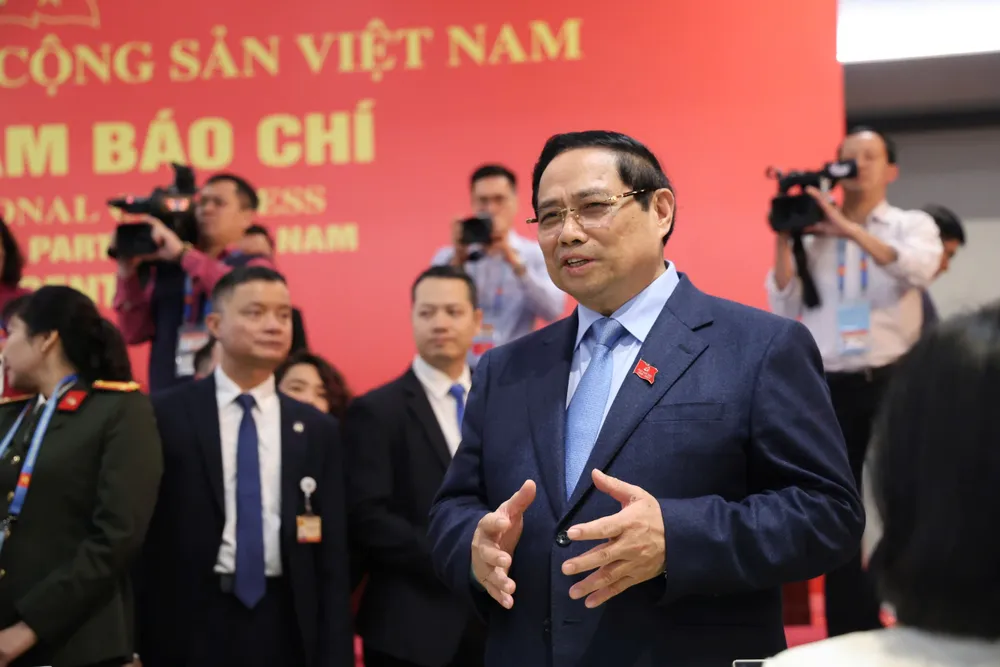 Thủ tướng Phạm Minh Chính trao đổi, động viên lực lượng báo chí đang hoạt động tại Trung tâm báo chí Đại hội XIV của Đảng. Ảnh: LÊ THOA