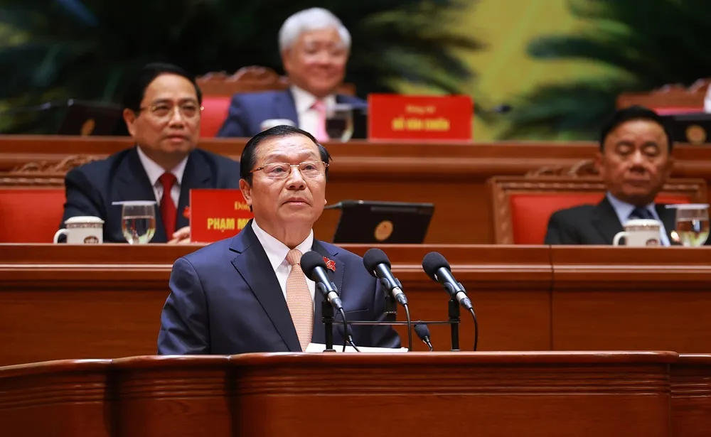 Đồng chí Lại Xuân Môn, Ủy viên Trung ương Đảng, Bí thư Đảng ủy, Phó Trưởng ban Thường trực Ban Tuyên giáo và Dân vận Trung ương, trình bày tham luận “Công tác chính trị, tư tưởng trong kỷ nguyên mới”. Ảnh: VIẾT CHUNG