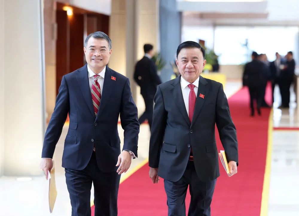 Thường trực Ban Bí thư Trần Cẩm Tú và Trưởng Ban Tổ chức Trung ương Lê Minh Hưng đến tham dự phiên làm việc chiều 22-1. Ảnh QUANG PHÚC