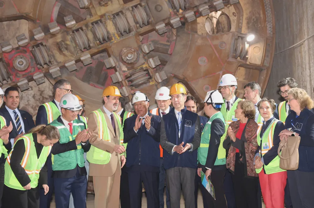 Chủ tịch Hội đồng Châu Âu António Costa thăm hỏi, động viên chuyên gia, kỹ sư, công nhân đang thi công dự án Metro tuyến số 3 trên phố Quốc Tử Giám, Hà Nội, sáng 29-1. Ảnh QUANG PHÚC.jpg