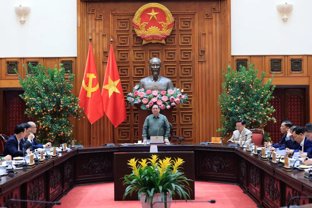 Thủ tướng Phạm Minh Chính chủ trì cuộc họp với các bộ, ngành Trung ương và tỉnh Phú Thọ về tình hình khắc phục hư hỏng công trình cầu sông Lô. Ảnh: VGP