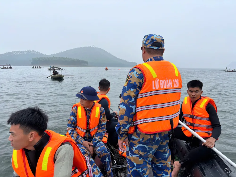 Cán bộ, chiến sĩ Lữ đoàn 126 tham gia tìm kiếm các nạn nhân