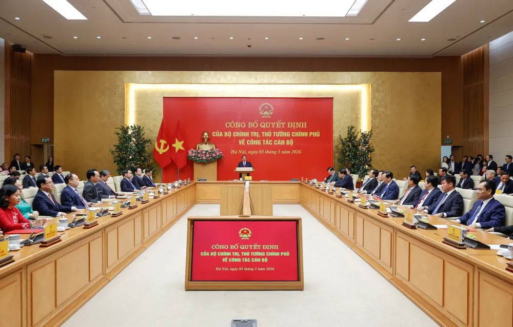 Đồng chí Phạm Minh Chính, Bí thư Đảng ủy Chính phủ, Thủ tướng Chính phủ chủ trì công bố quyết định của Bộ Chính trị, Thủ tướng Chính phủ về công tác cán bộ.jpg