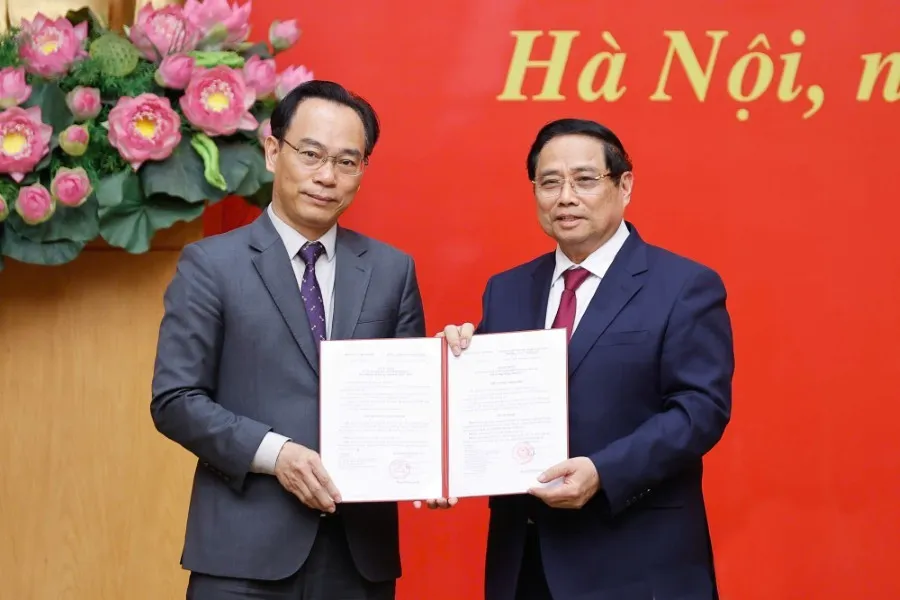 Thủ tướng Phạm Minh Chính trao Quyết định cho Quyền Bộ trưởng Bộ Giáo dục và Đào tạo Hoàng Minh Sơn.jpg