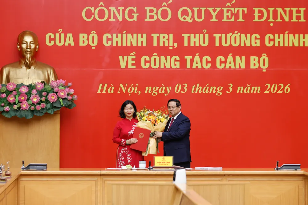 Thủ tướng tặng hoa chúc mừng đồng chí Nguyễn Thị Tuyến.jpg