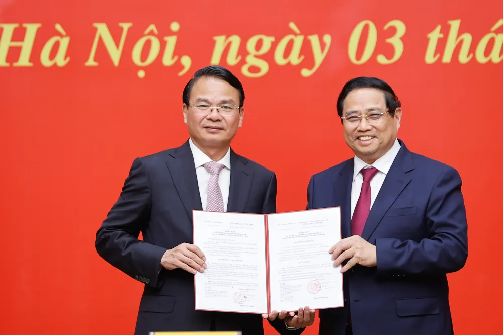 Thủ tướng trao quyết định điều động, bổ nhiệm cho đồng chí Đặng Xuân Phong.jpg