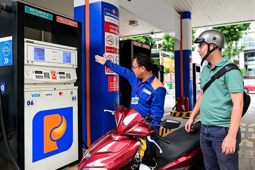 Khách hàng đổ xăng tại một cây xăng