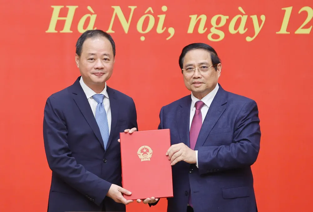 Thủ tướng Phạm Minh Chính trao Quyết định bổ nhiệm đồng chí Trần Hồng Thái giữ chức Chủ tịch Viện Hàn lâm Khoa học và Công nghệ Việt Nam, chiều 12-3. Ảnh: VIẾT CHUNG