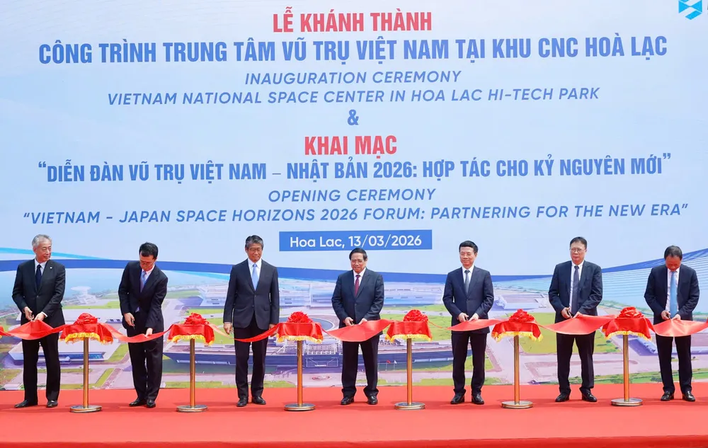 Thủ tướng Phạm Minh Chính và các đại biểu cắt băng khánh thành công trình Trung tâm Vũ trụ Việt Nam tại Khu Công nghệ cao Hòa Lạc. Ảnh: VIẾT CHUNG