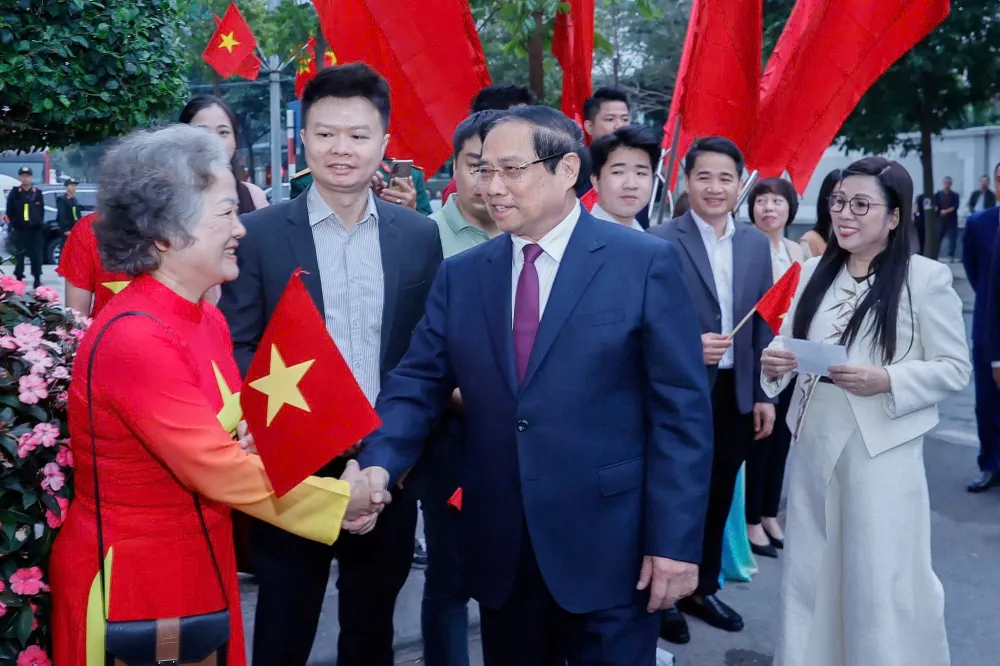 Thủ tướng Phạm Minh chính trò chuyện với cử tri khu vực bỏ phiếu số 21, thuộc đơn vị bầu cử số 7, phường Tây Hồ, Hà Nội. Ảnh: VIẾT CHUNG