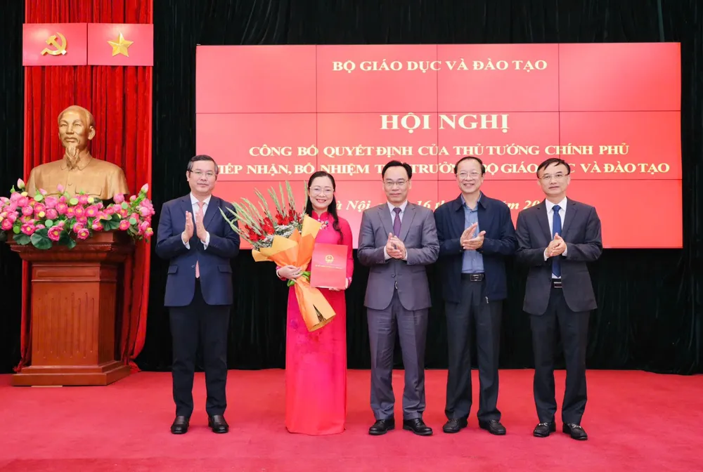 Tập thể lãnh đạo Bộ GDĐT tặng hoa chúc mừng tân Thứ trưởng Nguyễn Thị Quyên Thanh.jpg