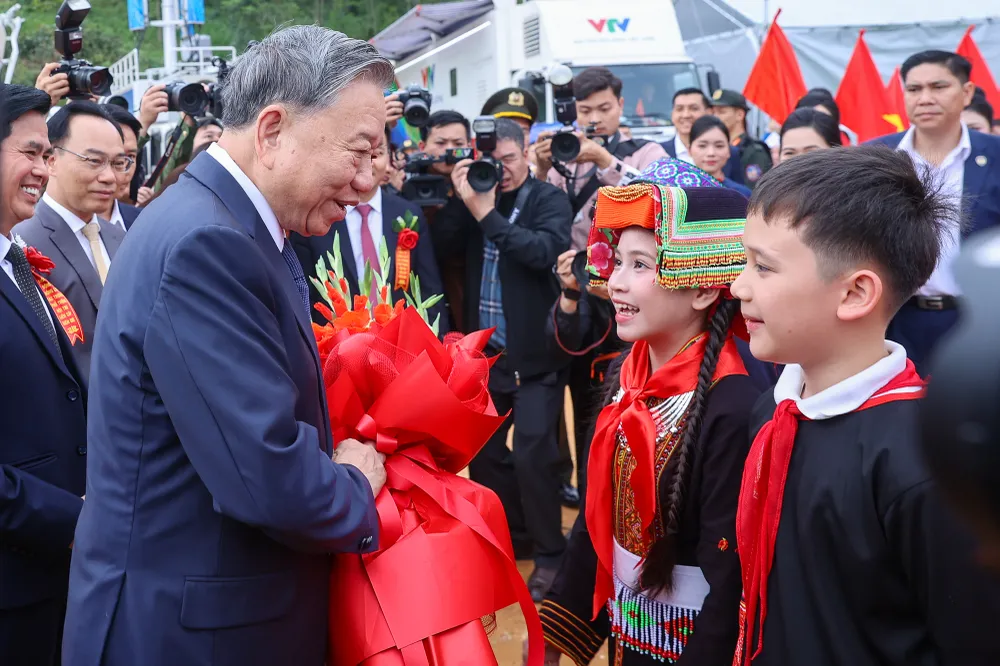 Các em học sinh tại điểm cầu trường phổ thông nội trú tiểu học và trung học cơ sở Đồng Đăng, xã Đồng Đăng, tỉnh Lạng Sơn tặng hoa chào mừng Tổng Bí thư Tô Lâm.jpg