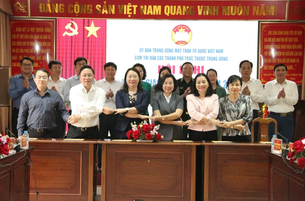 Đại diện Cụm thi đua 6 Ủy ban MTTQ Việt Nam thành phố trực thuộc Trung ương ký kết giao ước thi đua năm 2026. Ảnh: THU PHƯỢNG