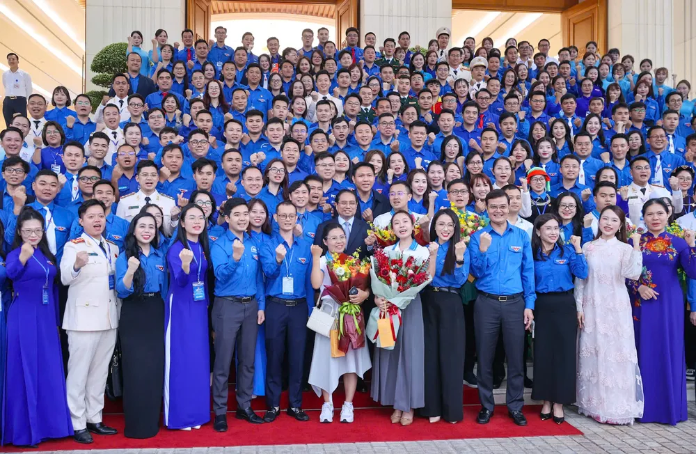 Thủ tướng Phạm Minh Chính cùng các gương mặt trẻ Việt Nam tiêu biểu, triển vọng và cán bộ Đoàn tiêu biểu, chiều 26-3. Ảnh: VIẾT CHUNG