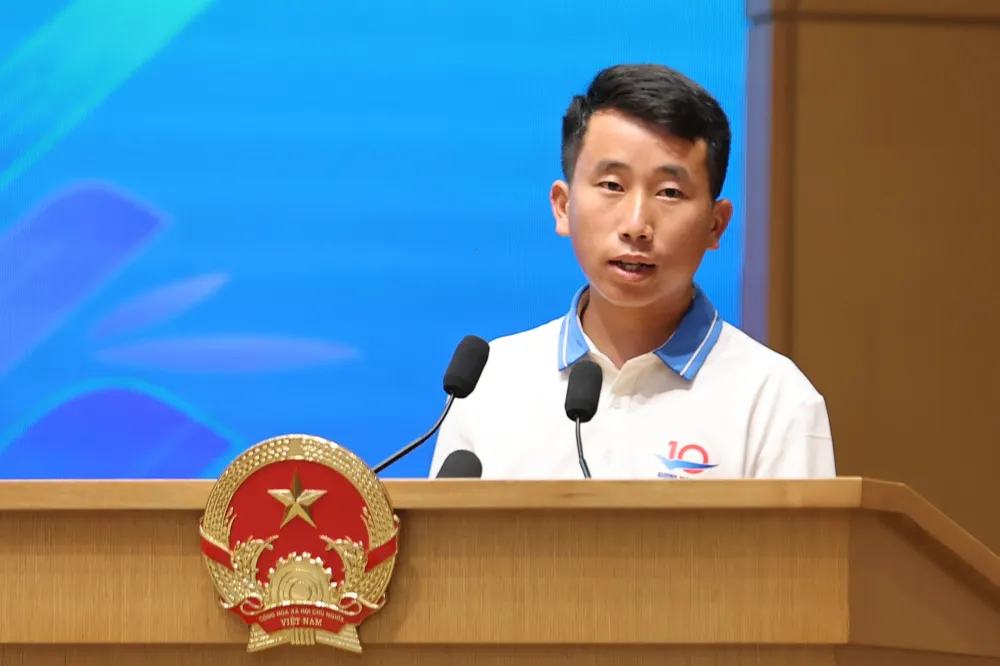 Anh Mùa A Thi, Trưởng bản Háng Pu Xi, xã Xa Dung, tỉnh Điện Biên, đại diện cho gương mặt thanh niên tiêu biểu phát biểu.jpg