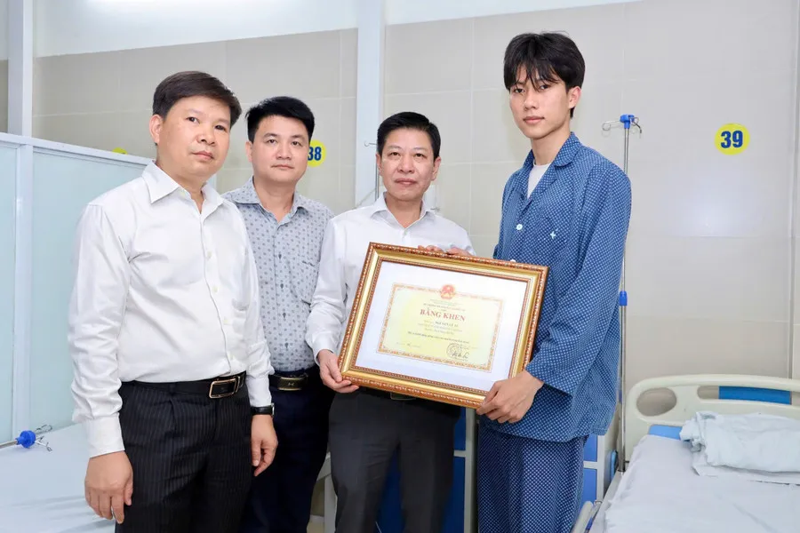 Sinh viên Nguyễn Lê Tú nhận bằng khen của Bộ GD-ĐT.jpg