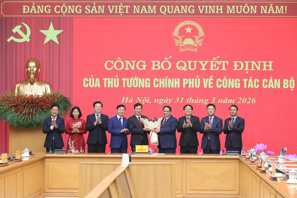 Thủ tướng và các đại biểu chúc mừng đồng chí Bùi Thế Duy.jpg