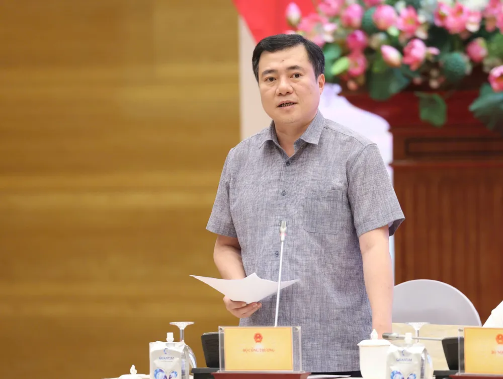 Thứ trưởng Bộ Công thương Nguyễn Sinh Nhật Tân thông tin về tình hình cung ứng xăng dầu. Ảnh: QUANG PHÚC