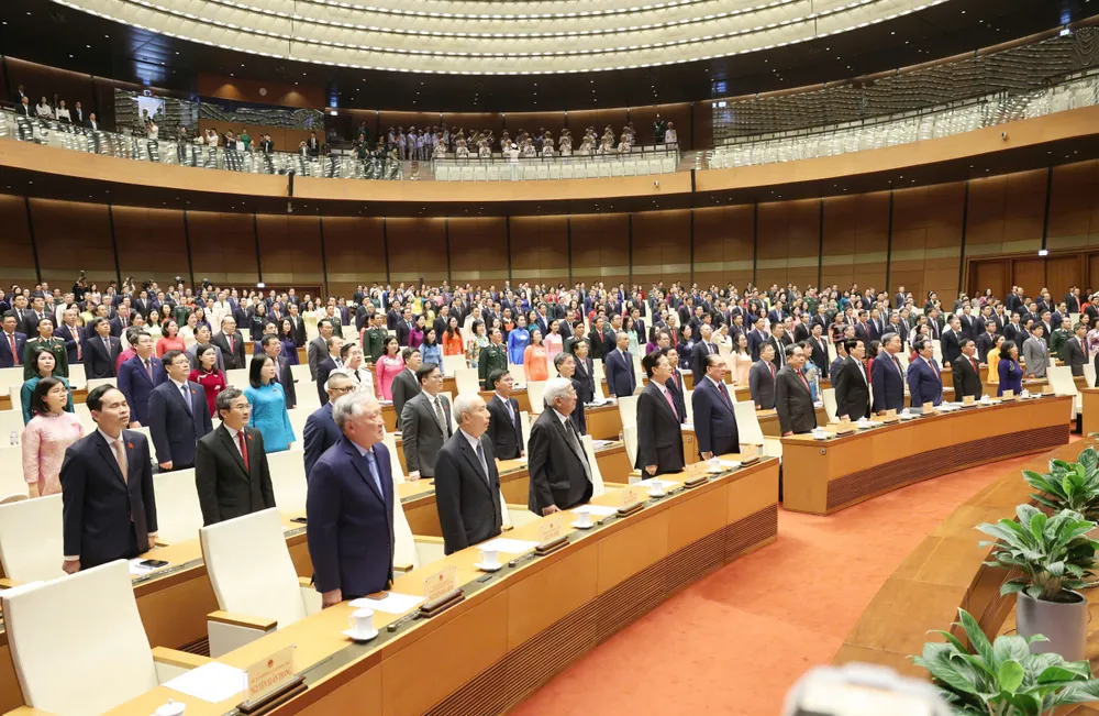 Tổng Bí thư Tô Lâm và các đồng chí lãnh đạo Đảng, Nhà nước cùng các đại biểu thực hiện nghi thức chào cờ tại phiên khai mạc kỳ họp thứ nhất, Quốc hội khóa XVI, sáng 6-4. Ảnh QUANG PHÚC.jpg