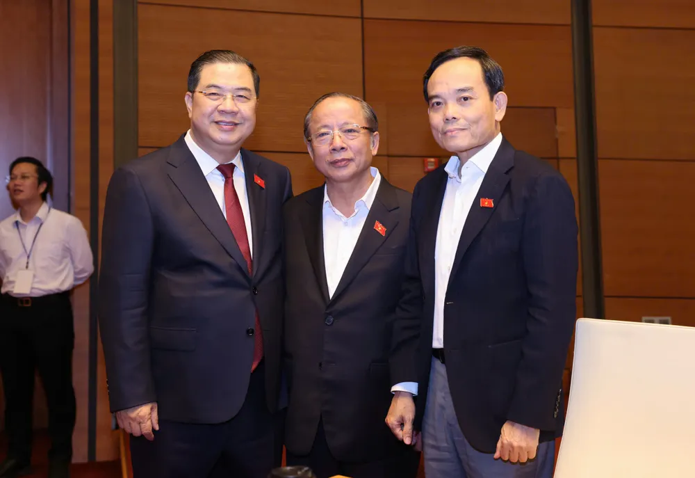 Bí thư Thành ủy TPHCM Trần Lưu Quang trao đổi với Phó Thủ tướng Phạm Gia Túc và đại biểu Quốc hội TPHCM Nguyễn Văn Thân tại phiên họp sáng 8-4. Ảnh QUANG PHÚC.jpg