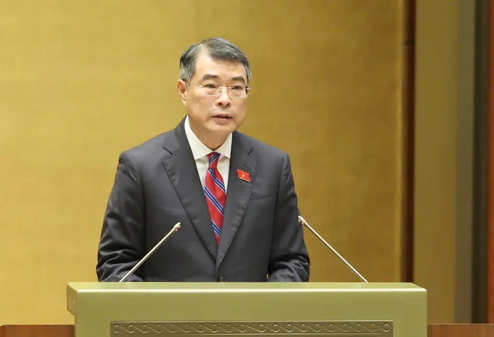 Thủ tướng Lê Minh Hưng trình bày báo cáo về kế hoạch phát triển kinh tế - xã hội và ngân sách nhà nước, chiều 9-4. Ảnh: QUANG PHÚC