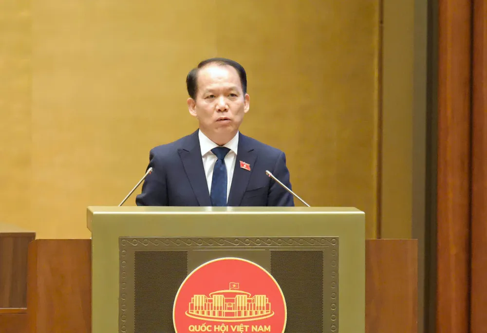 Bộ  trưởng Bộ Tư pháp Hoàng Thanh Tùng phát biểu giải trình, làm rõ một số vấn đề đại biểu Quốc hội nêu, chiều 11-4. Ảnh VIẾT CHUNG.jpg