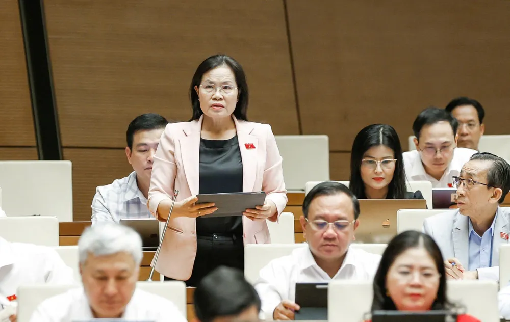 ĐB Nguyễn Thị Hồng Hạnh (TPHCM) phát biểu tại hội trường.jpg