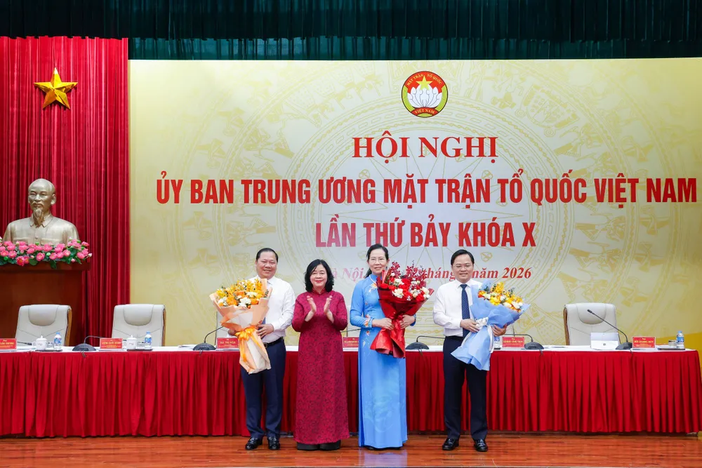 Đồng chí Bùi Thị Minh Hoài, Chủ tịch Ủy ban Trung ương MTTQ Việt Nam (áo dài đỏ) tặng hoa chúc mừng 3 Phó Chủ tịch Ủy ban Trung ương MTTQ Việt Nam khóa X, nhiệm kỳ 2024-2029 