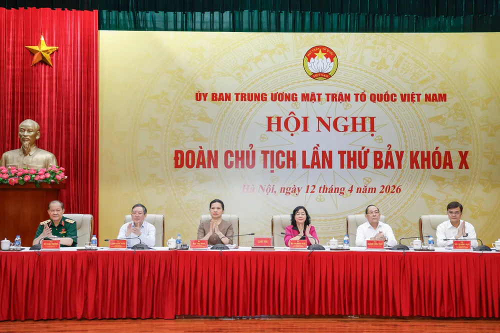 Các đồng chí lãnh đạo Ủy ban Trung ương MTTQ Việt Nam chủ trì hội nghị