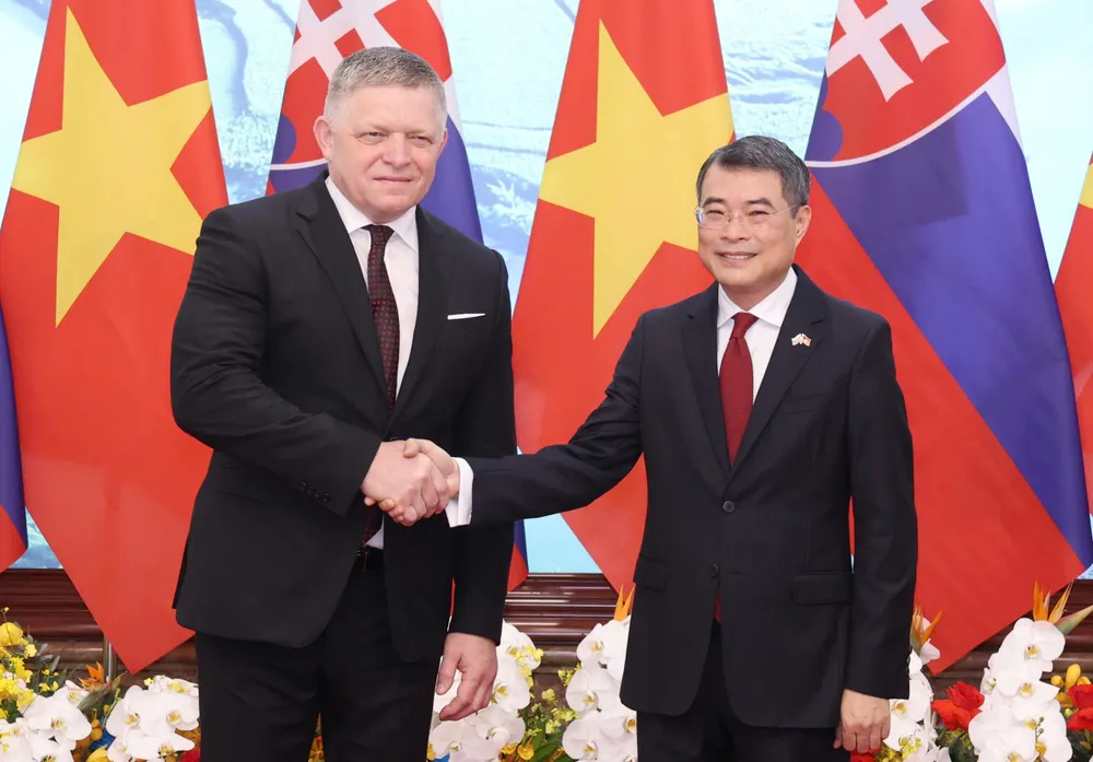 Thủ tướng Lê Minh Hưng và Thủ tướng Slovakia Robert Fico. Ảnh: QUANG PHÚC