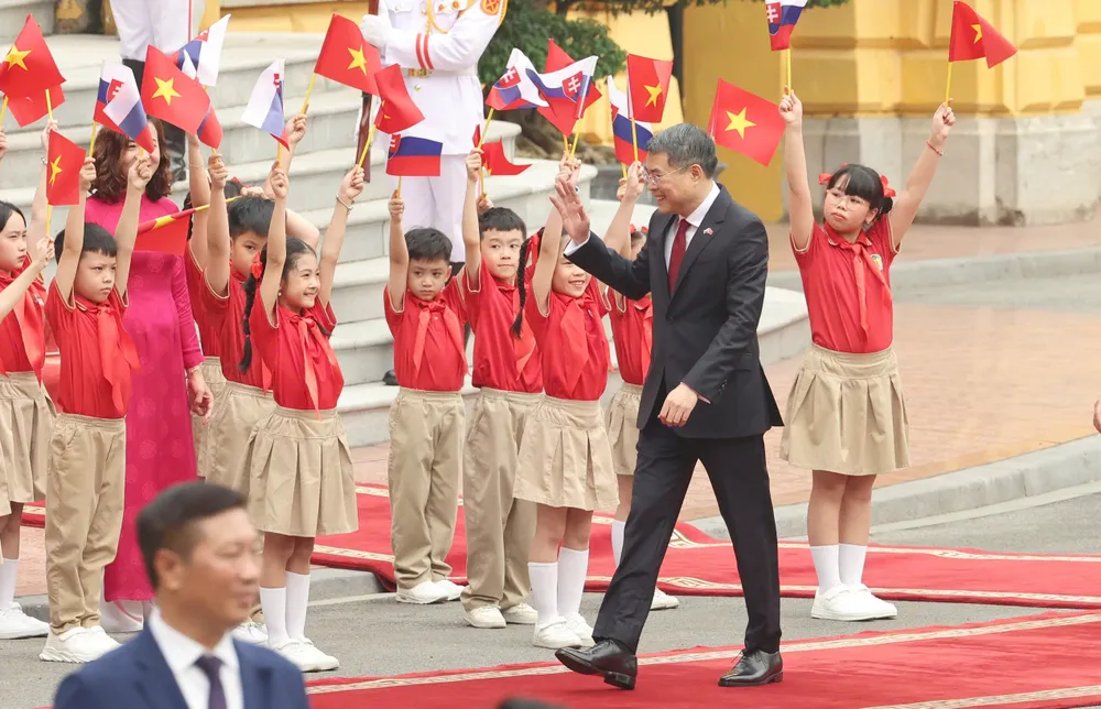 hủ tướng Lê Minh Hưng chủ trì lễ đón Thủ tướng nước Cộng hòa Slovakia Robert Fico tại Phủ Chủ tịch, sáng 13-4. Ảnh QUANG PHÚC.jpg