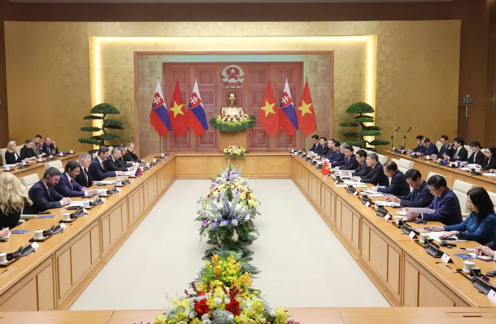 Thủ tướng Lê Minh Hưng hội đàm với Thủ tướng Robert Fico, sáng 13-4. Ảnh QUANG PHÚC.jpg