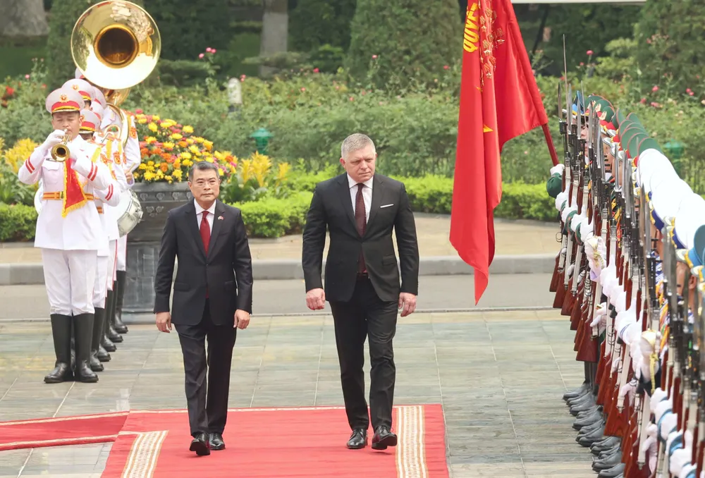 Thủ tướng Lê Minh Hưng và Thủ tướng Robert Fico chụp ảnh chung trước khi tiến hành hội đàm, sáng 13-4.jpg