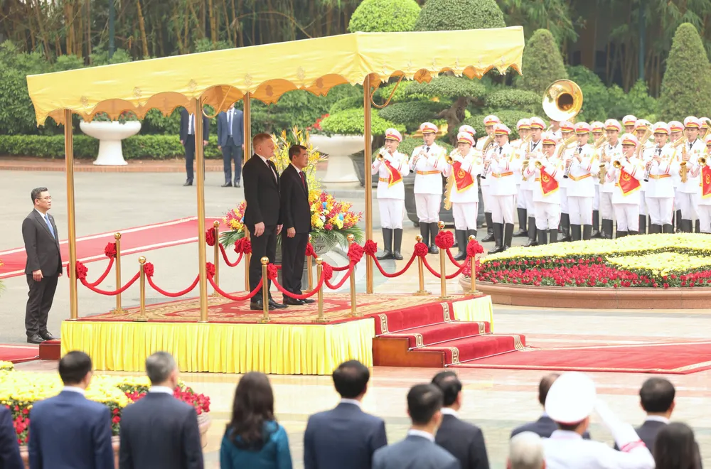 Thủ tướng Lê Minh Hưng và Thủ tướng Robert Fico duyệt đội danh dự Quân đội nhân dân Việt Nam tại lễ đón, sáng 13-4. Ảnh QUANG PHÚC.jpg