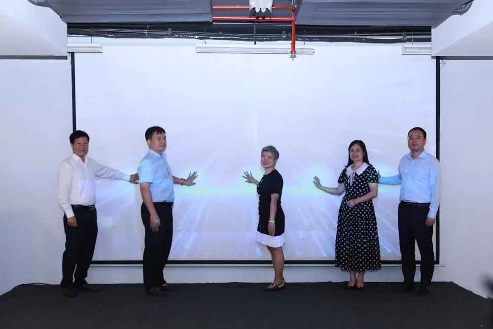 Các đại biểu thực hiện nghi thức phát động cuộc thi