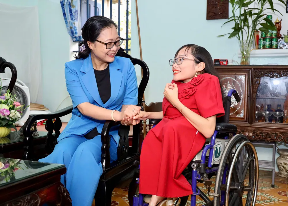 Thứ trưởng Bộ GD-ĐT Nguyễn Thị Quyên Thanh chia sẻ cùng cô Nguyễn Thị Ngọc Tâm (bìa phải)