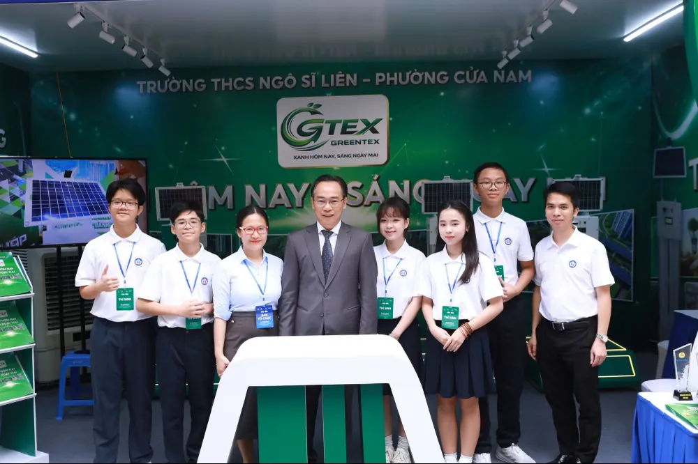 Bộ trưởng Hoàng Minh Sơn chụp ảnh cùng cô trò Trường THCS Ngô Sĩ Liên, phường Cửa Nam (Hà Nội) tham dự Ngày hộ.jpg