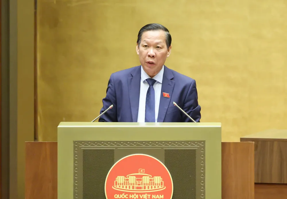 Chủ nhiệm Ủy ban Kinh tế và Tài chính của Quốc hội Phan Văn Mãi trình bày báo cáo thẩm tra, chiều 21-4..jpg