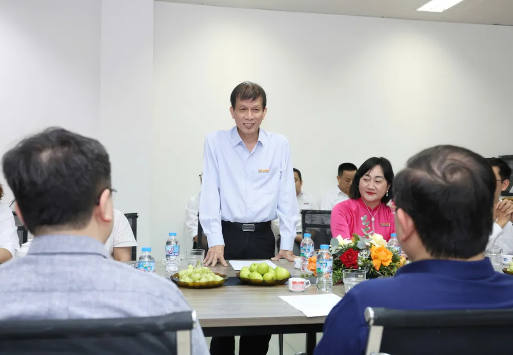 Đồng chí Nguyễn Khắc Văn – Quyền Tổng biên tập Báo Sài Gòn Giải Phóng phát biểu tại lễ trao tặng, chiều 22-4. Ảnh QUANG PHÚC.jpg