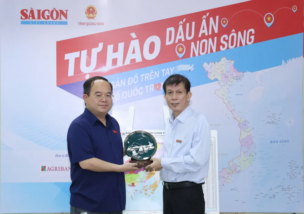 Đồng chí Quản Minh Cường tặng quà lưu niệm tới đồng chí Nguyễn Khắc Văn.jpg