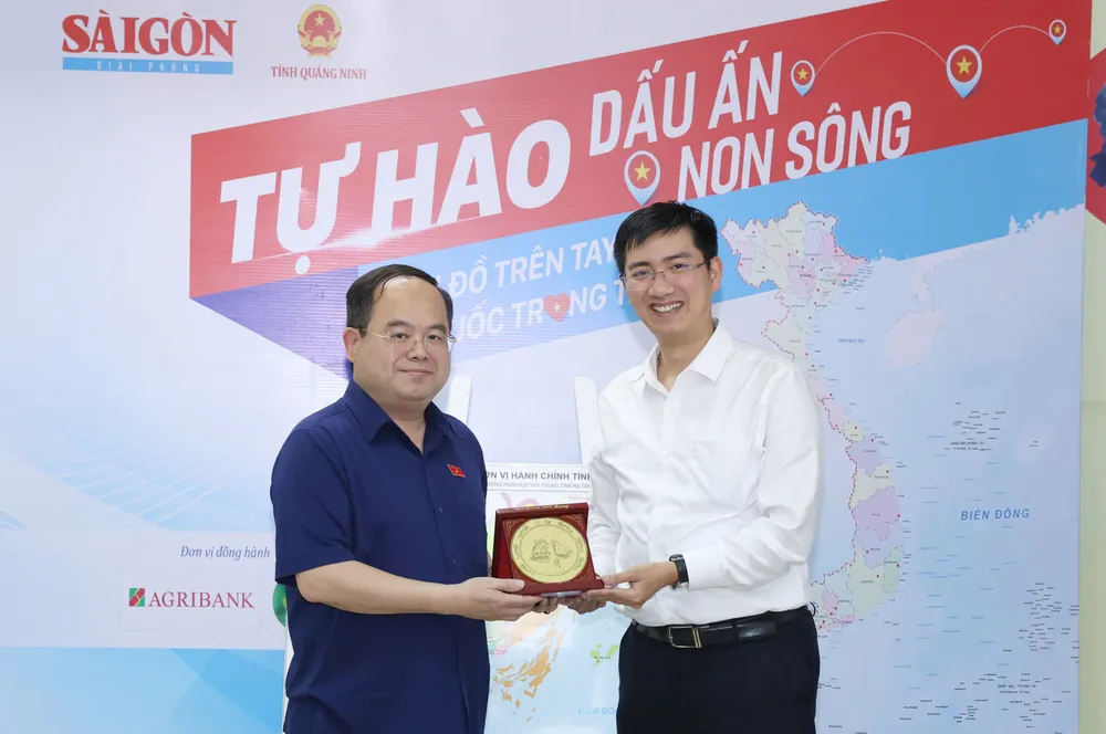 Đồng chí Quản Minh Cường tặng quà lưu niệm tới ông Đỗ Đăng Khoa – Phó Ban Truyền thông Ngân hàng Nông nghiệp và Phát triển nông thôn Việt Nam – Agribank.jpg