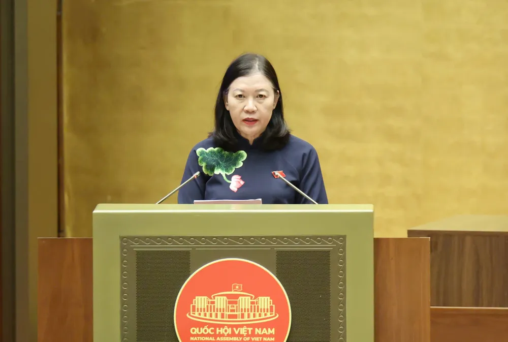 Chủ nhiệm Ủy ban Dân nguyện và Giám sát của Quốc hội Lê Thị Nga trình bày báo cáo kết quả giám sát việc giải quyết kiến nghị của cử tri gửi đến Kỳ họp thứ 10, Quốc hội khóa XV, chiều 23-4. Ảnh QUANG PHÚC