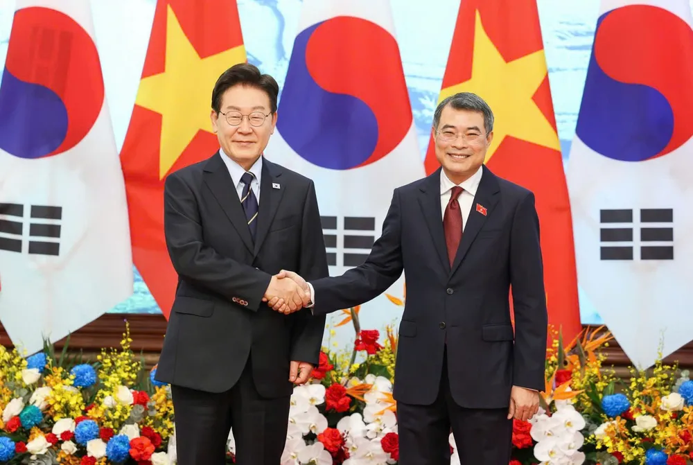 Thủ tướng Lê Minh Hưng hội kiến Tổng thống Hàn Quốc Lee Jae Myung, sáng 23-4. Ảnh VIẾT CHUNG.jpg