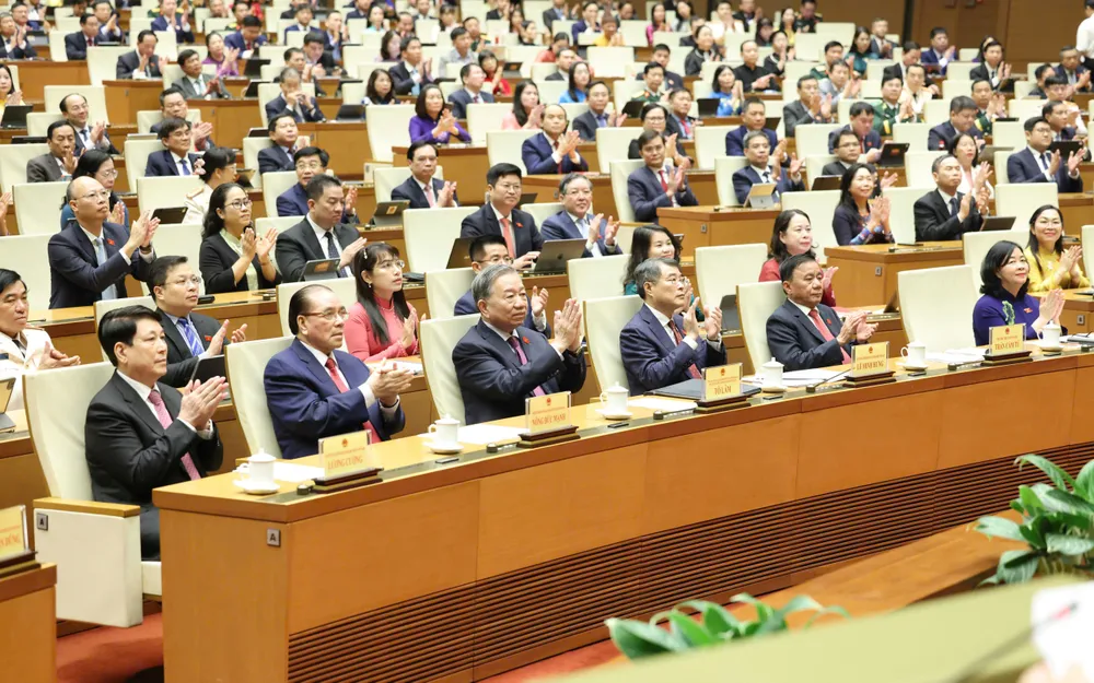 Tổng Bí thư, Chủ tịch nước Tô Lâm và các đồng chí lãnh đạo, nguyên lãnh đạo Đảng, Nhà nước cùng các đại biểu Quốc hội dự phiên bế mạc tại hội trường Diên Hồng, sáng 24-4. Ảnh QUANG PHÚC