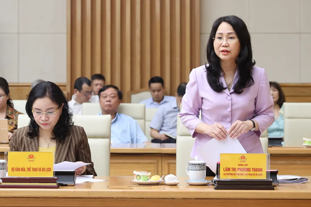 Bộ trưởng Bộ Văn hóa, Thể thao và Du lịch Lâm Thị Phương Thanh báo cáo tại cuộc họp.jpg