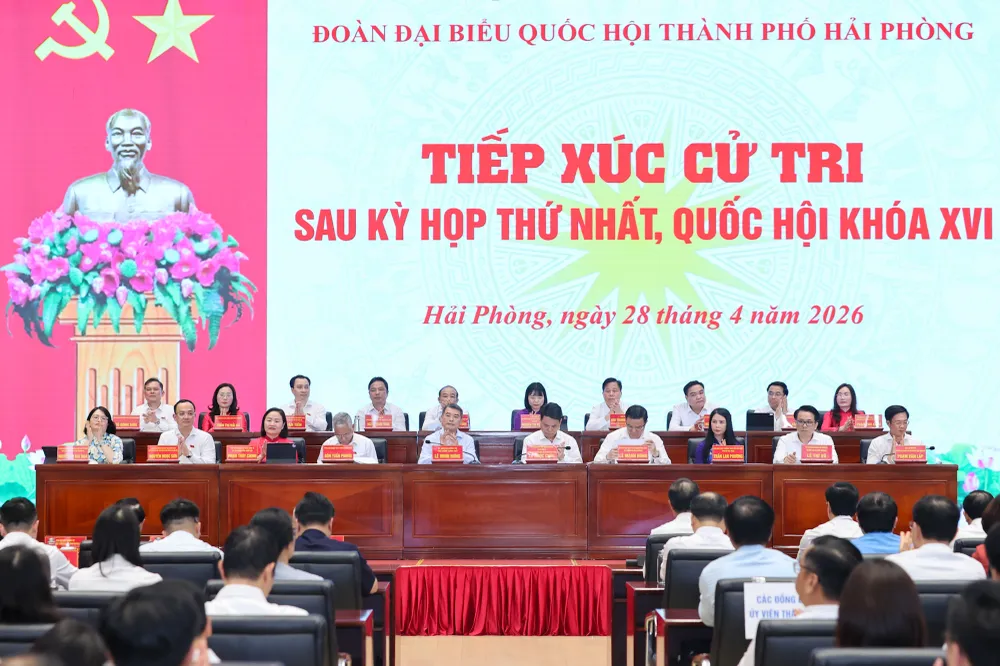 Thủ tướng Lê Minh Hưng cùng các đại biểu Quốc hội TP Hải Phòng tham dự hội nghị tiếp xúc cử tri sau Kỳ họp thứ nhất Quốc hội khóa XVI. Ảnh: VIẾT CHUNG